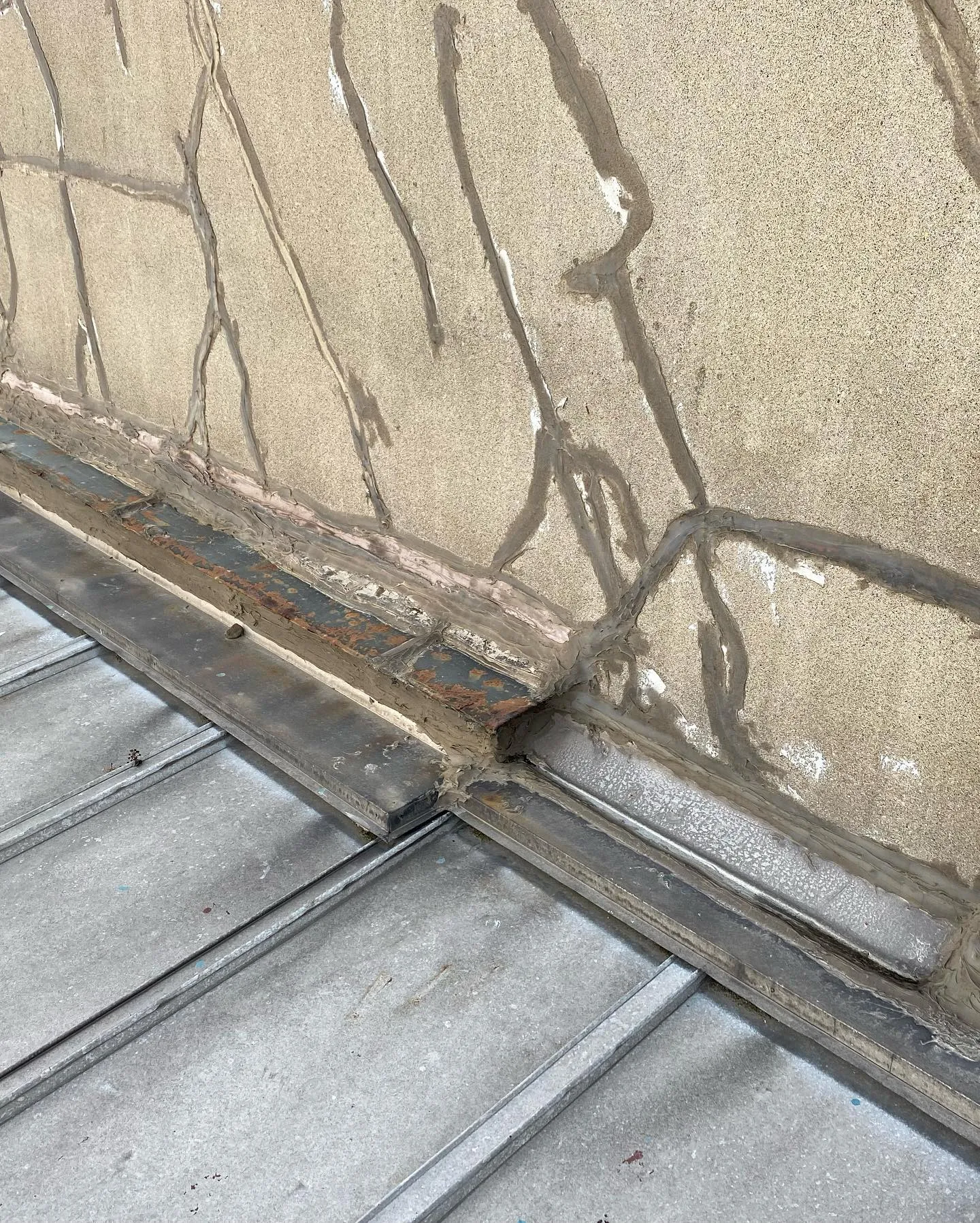 雨漏りコーキング打ち増し